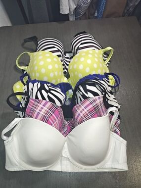 Cacique Woman's,Lot Of 5 Bras,In Great Condition,Size 42D